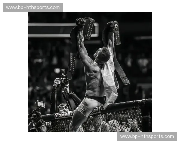 跨时空之战：当“嘴炮”麦格雷戈遇上“铁人”泰森，谁才是格斗界的终极图腾？